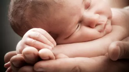 Parintii risca 15 ani de inchisoare daca nasc acasa, in Spania