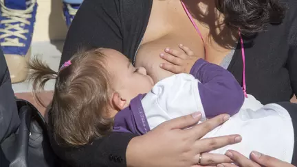 Salvati Copiii: Varsta maxima pana la care copiii pot fi alaptati in public este discriminatorie