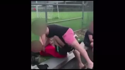 Un barbat a sarit la gatul agresorului fiicei lui, iar acum este cercetat penal | VIDEO