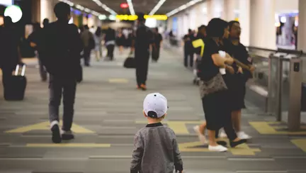 3 moduri in care previi pierderea copilului in spatii aglomerate