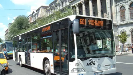 Un bebelus a fost prins in usile unui autobuz