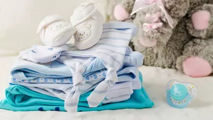 Haine pentru bebelusi la nastere, acordate de stat