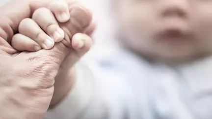 Caz socant: Doica a asezat copilul cu picioarele intr-o tigaie incinsa