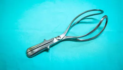 O mamica cere interzicerea forcepsului la nastere