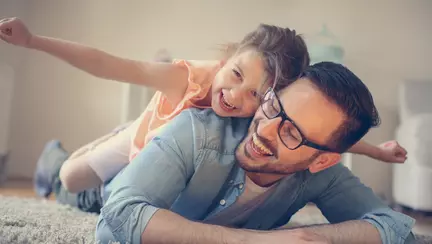 Parinte singur: Fiica sa, tratata ca o oaie neagra, pentru ca avea doar un tata acasa