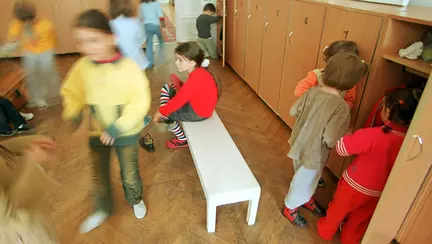 Educatoarea care a scris cu pixul pe fata unui copil cercetata de Inspectorat