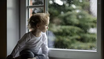 Un copil de 2 ani a scapat cu viata dupa ce a cazut de la etajul 4