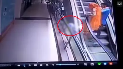 Copil de 10 luni a sfarsit tragic, dupa ce mama l-a scapat in gol 3 etaje - Imagini socante