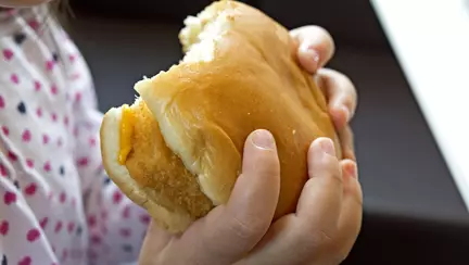 Medic: “Sunt enorme riscurile dacă îi hrănesc ca pe adulți”