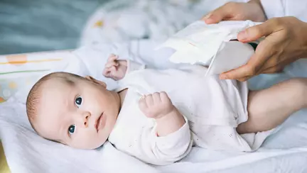 Cum să devii expertă la schimbat scutece. 4 trucuri simple pentru mămicile grăbite