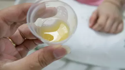 Ce este colostrul si de ce e important in alaptarea nou-nascutului