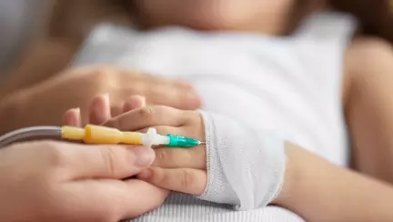 Copil nevaccinat, internat cu pneumonie facuta de la varicela, diagnosticat acum si cu rujeola