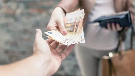 Mama pusa la zid, dupa ce a refuzat sa dea bani pentru serbare si cadouri la gradinita