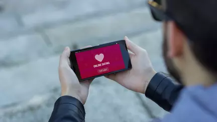 "Mi-am prins sotul pe site-uri de intalniri. Nu stiu incotro sa o apuc"