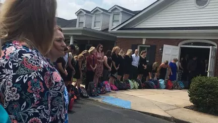 Ultima dorinta a invatatoarei: Ghiozdane in loc de flori, la inmormantare