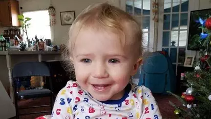 Un copil de 1 an s-a sufocat in masina, dupa ce bunica a lesinat in casa