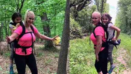 O profesoară a dus în spate o elevă cu dizabilități, într-o drumeție pe munte