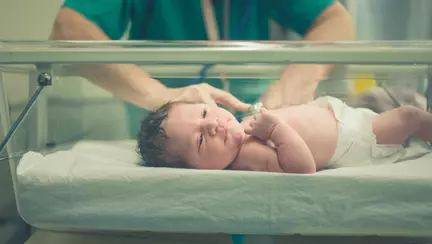 Sute de copii parasiti in maternitatile din Romania in 2017