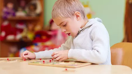 Un copil roman cu autism va fi tratat cu propriile celule stem