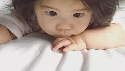 Bebelus de 7 luni a devenit vedeta pe Instagram dupa ce oamenii i-au vazut parul