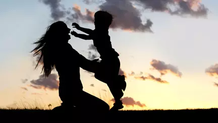 De ce e important sa iti imbratisezi copilul cat mai des