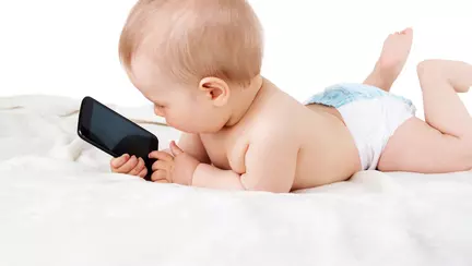 De ce e periculos sa iti lasi copiii mai mici de 18 luni in fata ecranelor