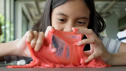 Jucariile slime ar putea imbolnavi copiii - Vezi care sunt marcile periculoase