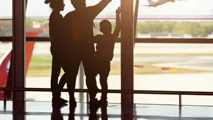 Noi conditii in care romanii pot iesi cu copiii din tara