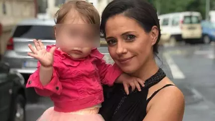 O angajata ANAF, acuzata ca a agresat verbal o mama ce alapta si i-a suflat fum de tigara in fata copilului