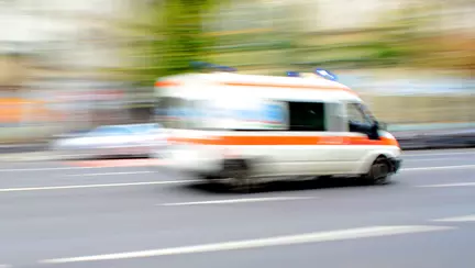 Mitul ”ambulantei care fura copii” face o noua victima. O femeie a fost batuta