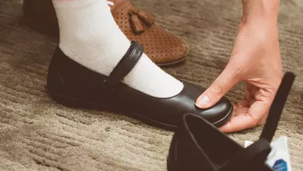 De ce sa nu iti lasi niciodata copilul sa probeze incaltaminte descult