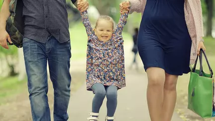 Legea adoptiei a fost simplificata. Parintii adoptivi, sprijiniti financiar de stat