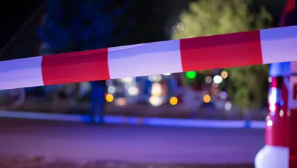 Un copil de 4 ani s-a urcat la volanul unei masini si a accidentat un barbat