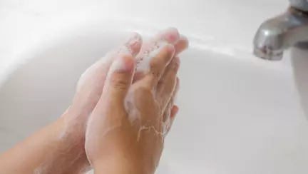 Apa si sapun sau gel antibacterian? Ce previne mai bine imbolnavirea