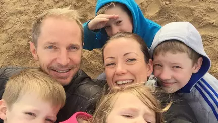 Membrii unei familii cu 4 copii dorm toti in acelasi pat