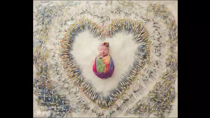 Parintii au fotografiat-o alaturi de toate cele 1616 injectii necesare la conceperea ei