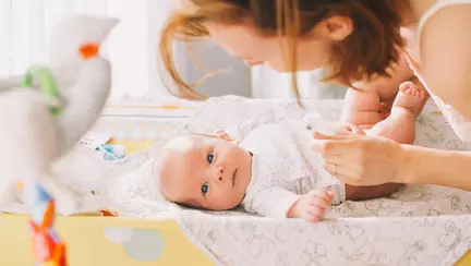 3 sfaturi inteligente care te vor ajuta să ții cu ușurință microbii departe de camera bebelușului