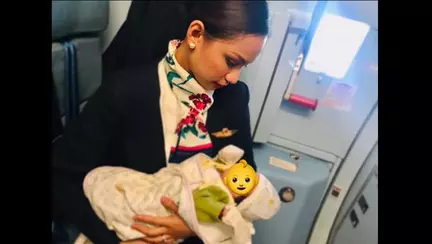 Gestul impresionant al unei stewardese, cand un bebelus din avion plangea neincetat