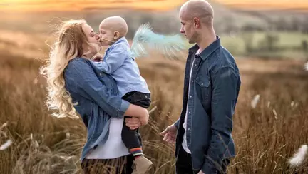 Un baietel de 5 ani s-a stins in bratele mamei sale, cerandu-si iertare pentru durerea cauzata