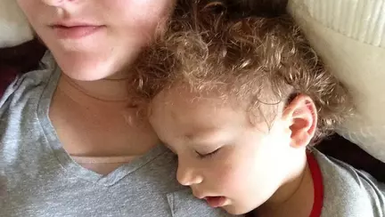 Un indiciu din aceasta poza a ajutat-o sa-si dea seama de diagnosticul gresit al fiului sau