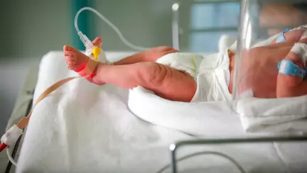 Copil de 3 luni in stare grava la spital, dupa ce a fost hranit cu gris cu lapte