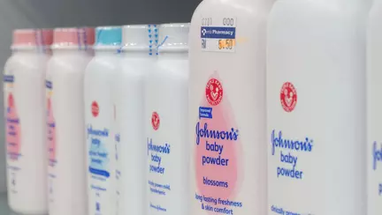 Johnson&Johnson, acuzati ca pudra lor de bebelusi ar contine azbest de zeci de ani