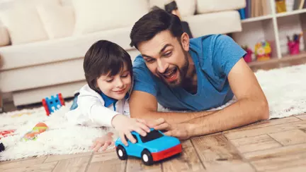 Este bine sa iti lasi copilul sa se joace cu masinute? Raspunsul specialistilor