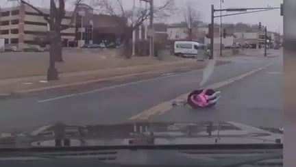 Copil pierdut de parinti pe drum, dupa ce a cazut din masina cu tot cu scaunul auto