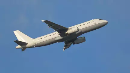 Un avion s-a întors în timpul zborului după ce o femeie și-a uitat copilul în aeroport