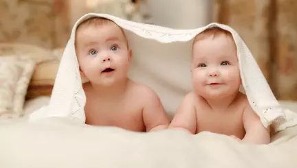O femeie a născut o pereche de gemeni cu tați diferiți