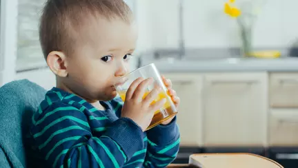Sucul de fructe in dieta copiilor. Care sunt recomandarile pediatrilor