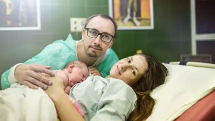 Fotografa l-a surprins plangand atunci cand si-a vazut fiul, in sala de nastere. ”Nu de asta plangeam”, a raspuns tatal