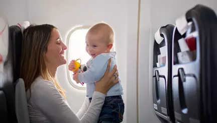 De ce plâng bebelușii în avion și cum îi poți calma, cu ajutorul unui truc simplu