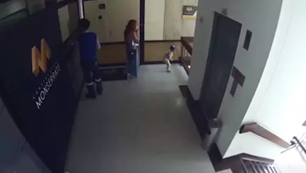 Gestul unei mame atunci când își vede copilul căzând de la etaj